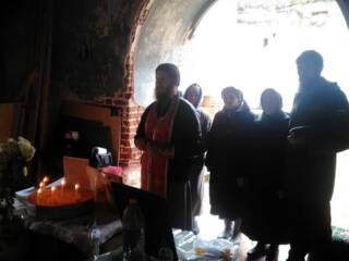 В разрушенном храме с. Карамышево состоялся молебен по случаю престольного праздника.