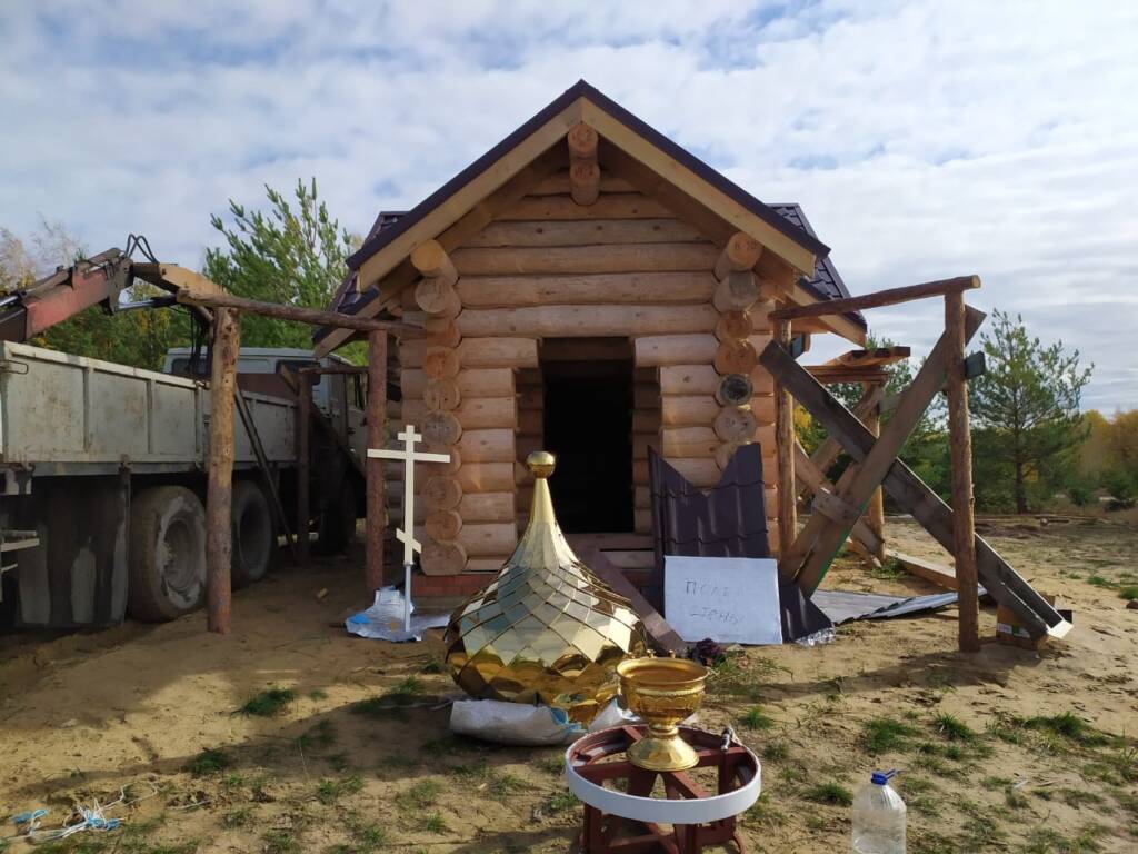 В поселке Ласинский освятили Крест и купол на строящийся храм