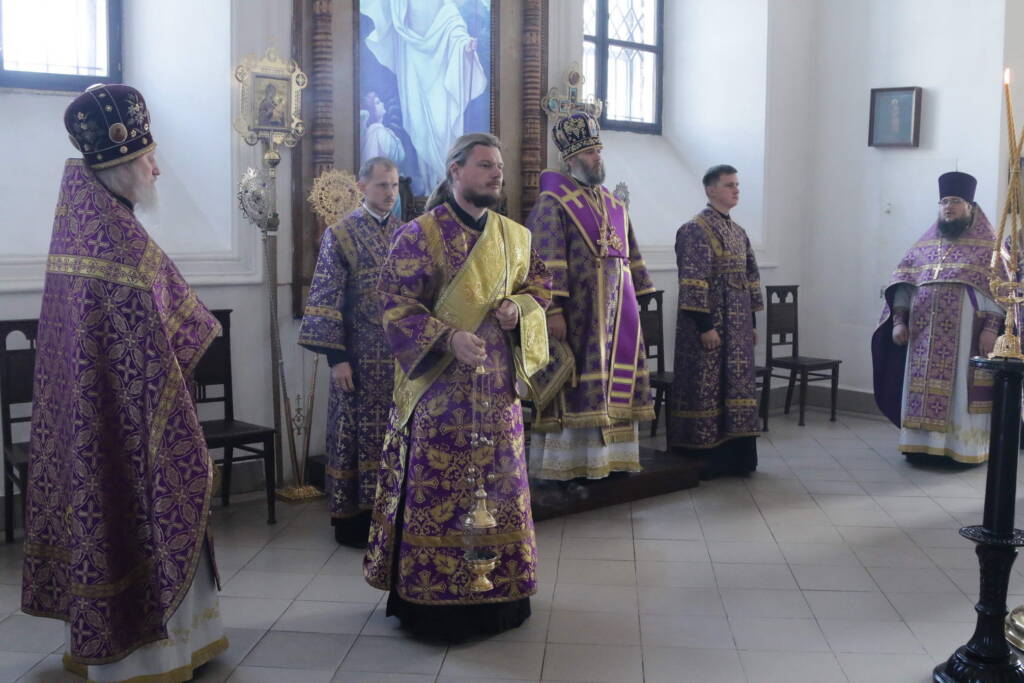 Божественная литургия в день Воздвижения Честнаго и Животворящего Креста Господня в Вознесенском кафедральном соборе