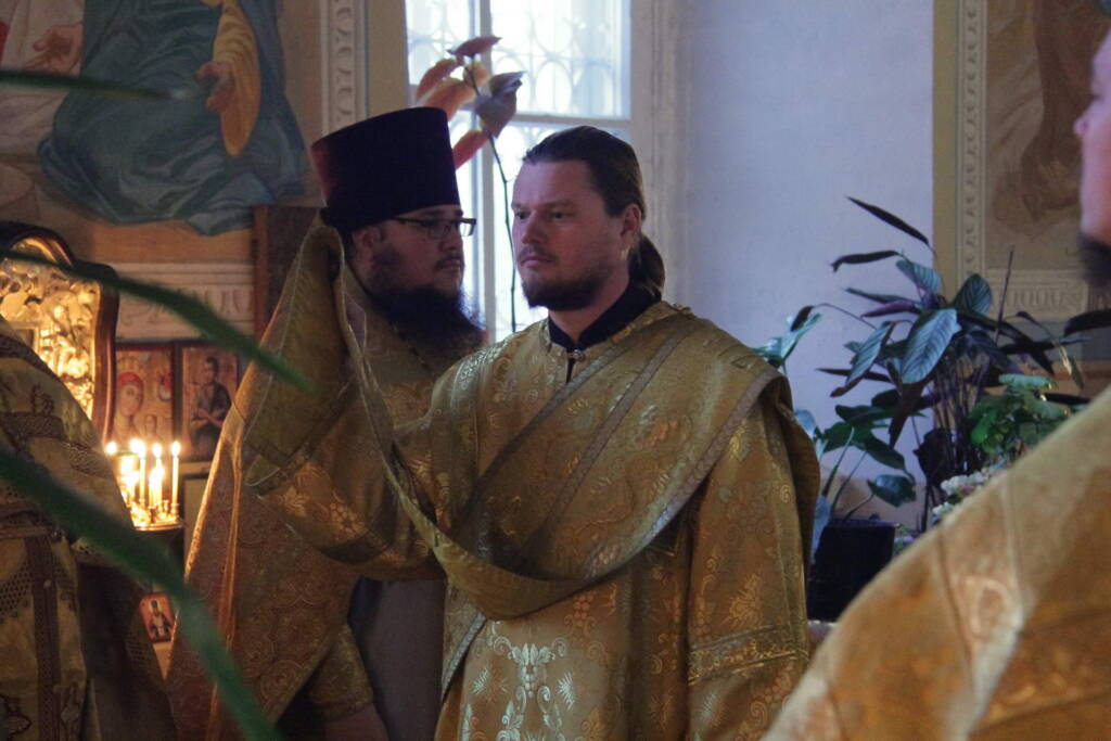 Божественная литургия в Успенском храме села Инякино Шиловского района.