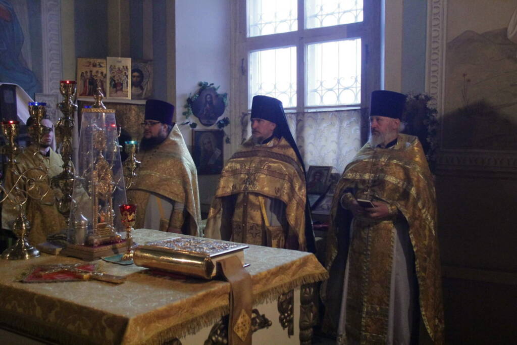 Божественная литургия в Успенском храме села Инякино Шиловского района.