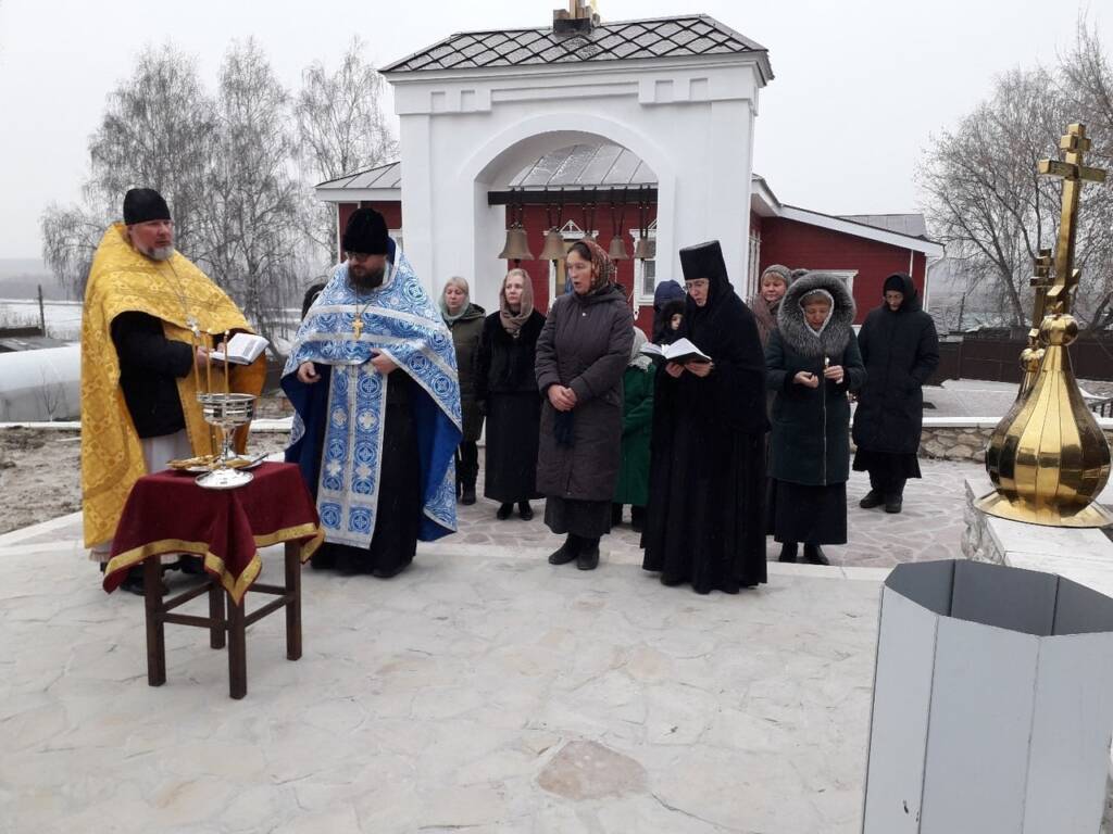 Освящение куполов с крестами для часовни и колоколов для монастырской звонницы в Касимовском Казанском монастыре