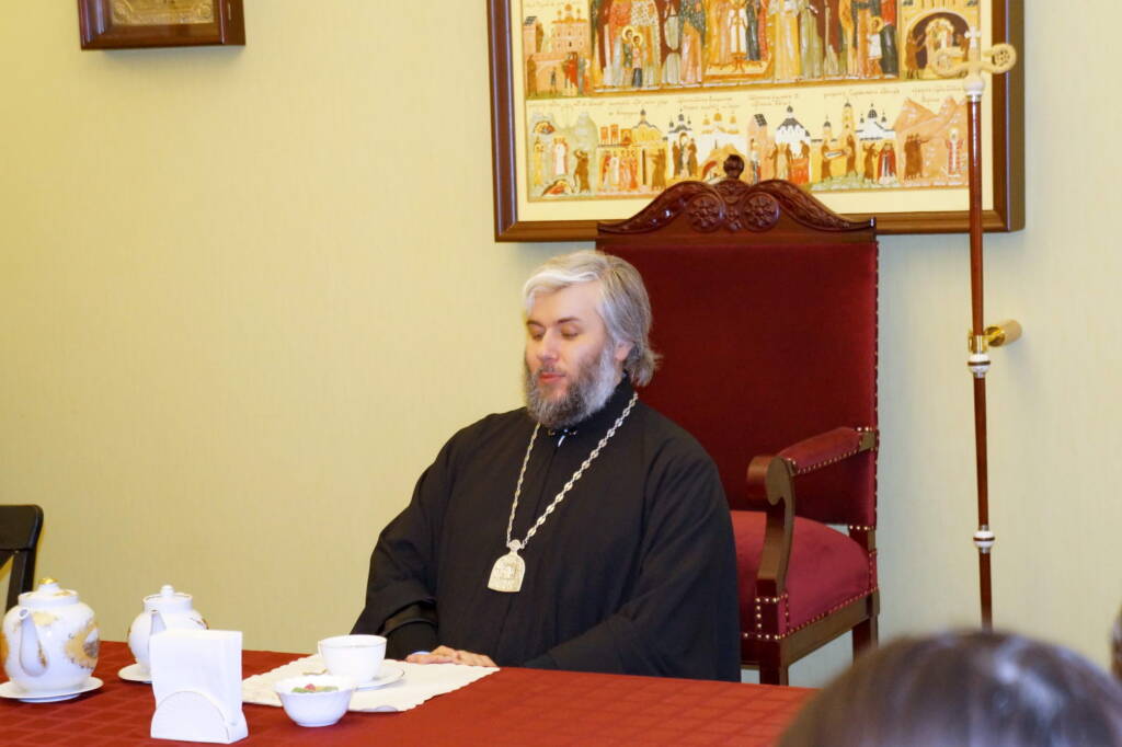 Встреча епископа Василия с будущими медиками