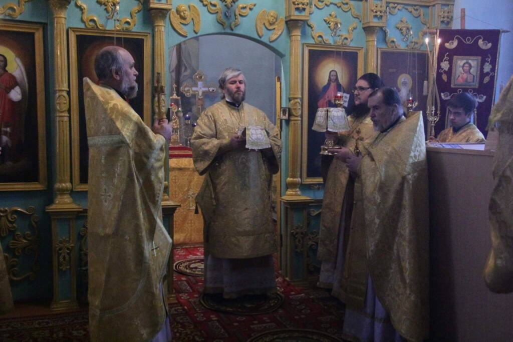 Божественная литургия в Христорождественском храме села Желудево Шиловского района в день памяти пророка Наума.
