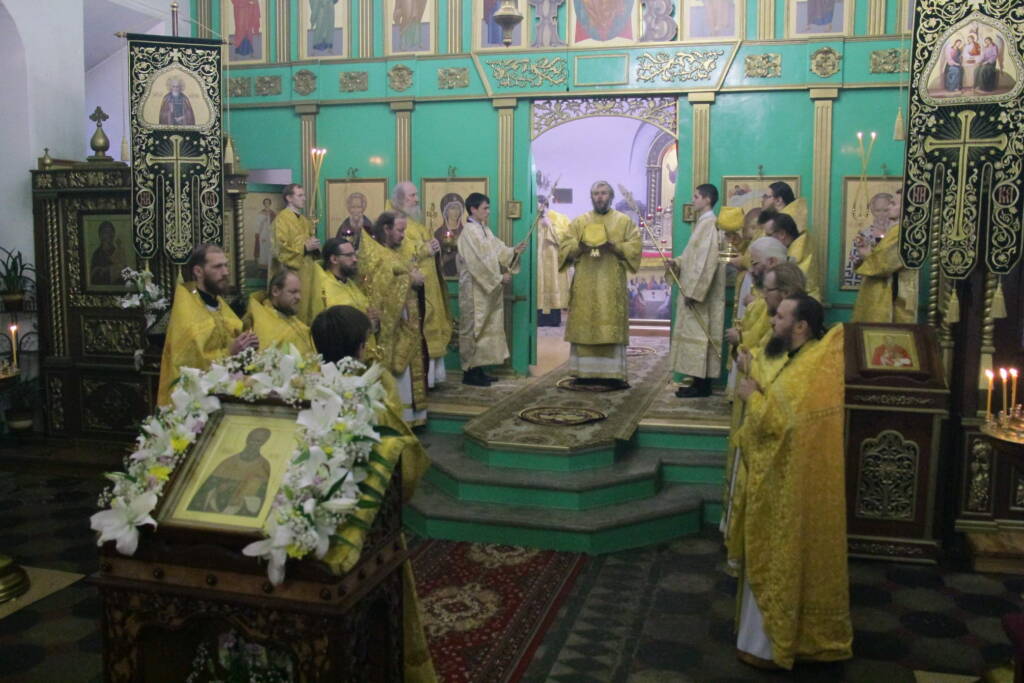 Божественная литургия в Троицком храме города Касимова в день памяти священноисповедника Сергия Касимовского.