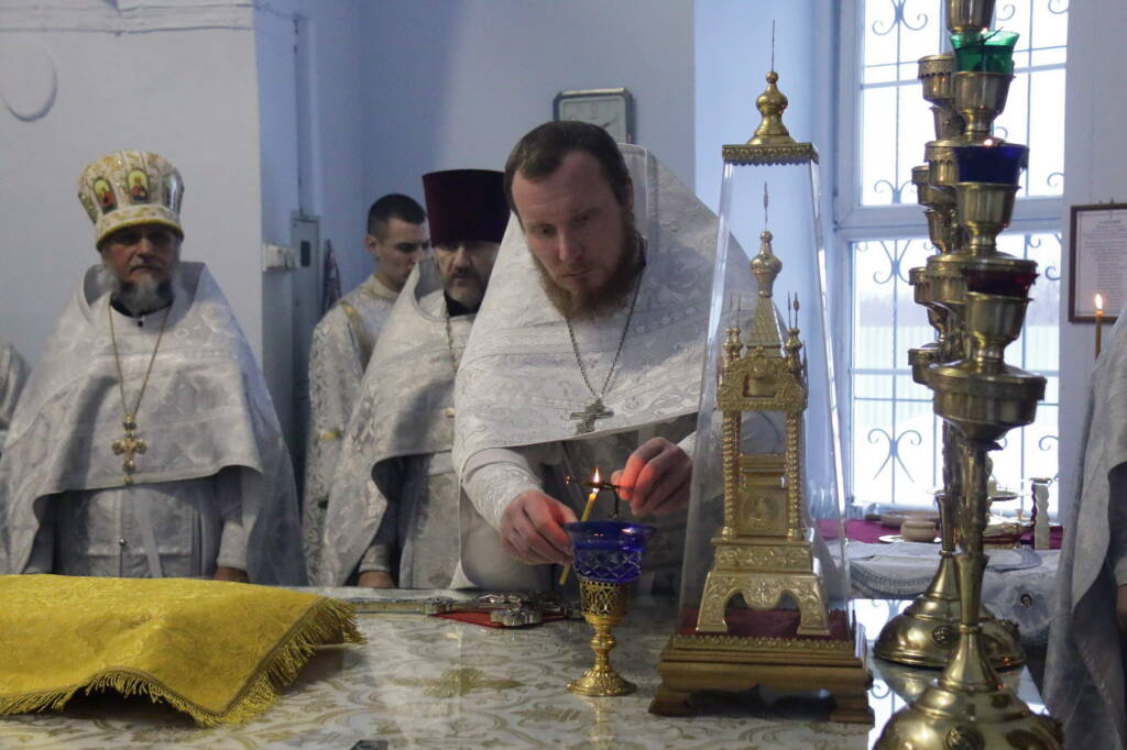 Божественная Литургия на Собор Пресвятой Богородицы в Успенском храме рабочего поселка Шилово