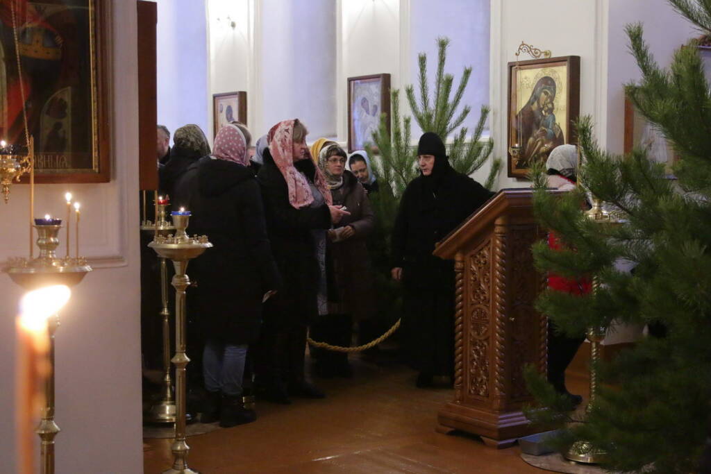 Божественная литургия в Милостиво-Богородицком женском монастыре поселка Кадом в день памяти мучеников 20 000, в Никомидии пострадавших