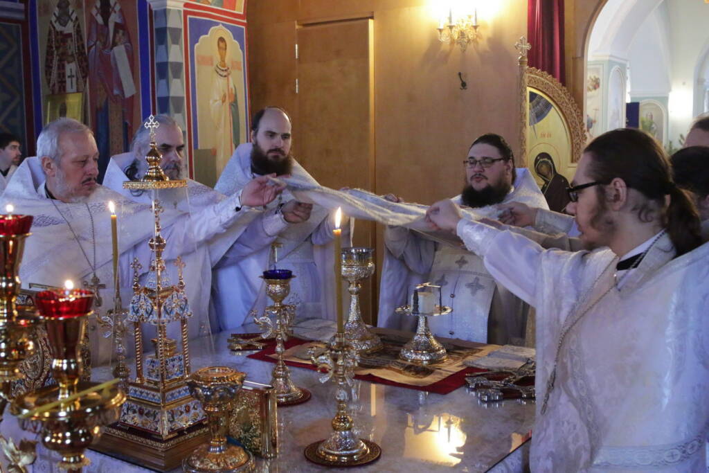 Божественная литургия в Милостиво-Богородицком женском монастыре поселка Кадом в день памяти мучеников 20 000, в Никомидии пострадавших