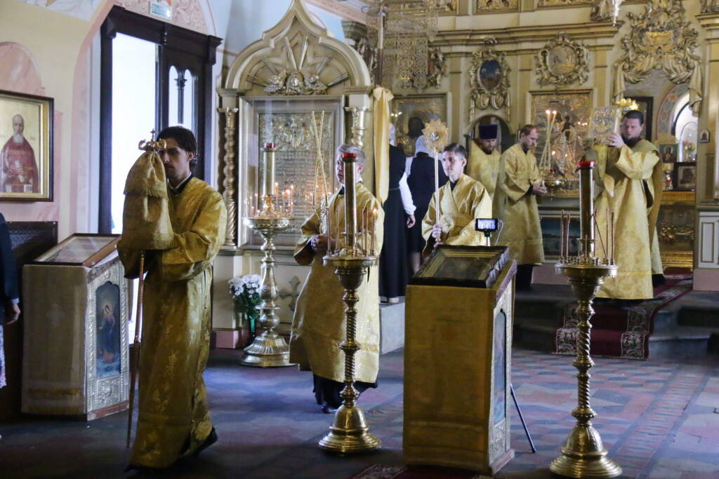 Божественная литургия в Неделю 1-ю по Пятидесятнице, Всех святых в Никольском храме города Касимова