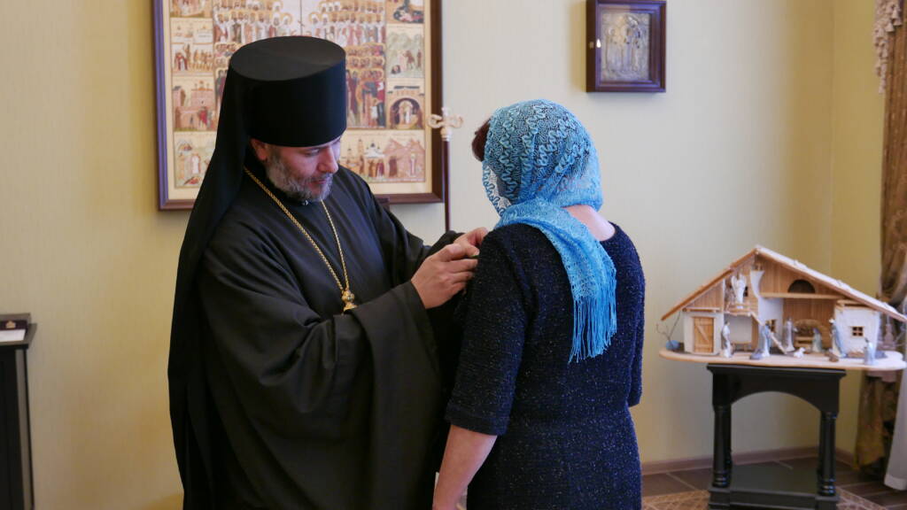 Епископ Василий вручил медработникам Патриаршие награды