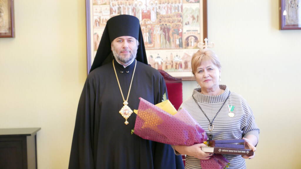Епископ Василий вручил медработникам Патриаршие награды