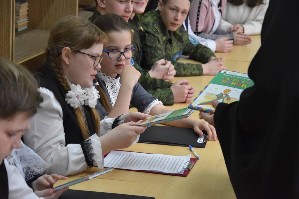 Иерей Александр Веденеев встретился с учащимися школы №1 города Сасово
