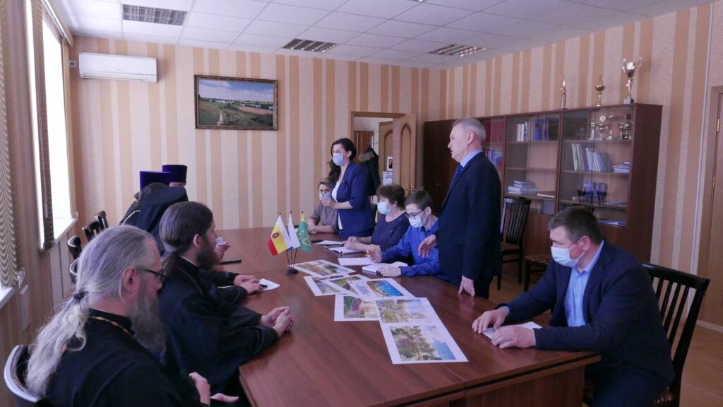 Епископ Василий встретился с главой администрации п. Кадом и руководителями социальной сферы