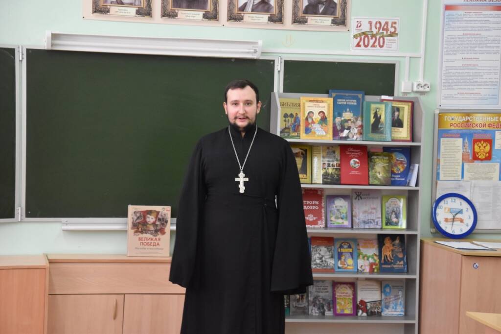 Иерей Александр Веденеев встретился с учащимися школы №1 города Сасово