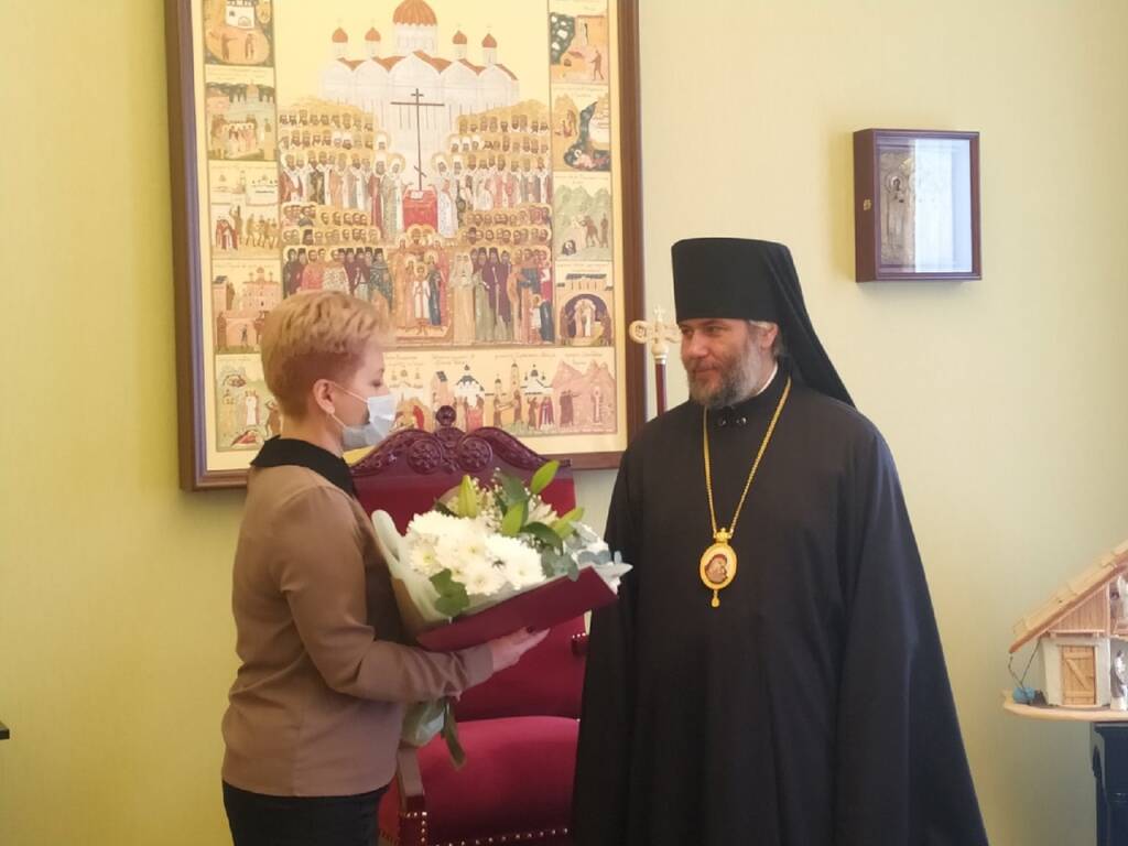 Заместитель главы администрации по социальной политике Татьяна Витальевна Соловьёва поздравила епископа Василия с днем рождения