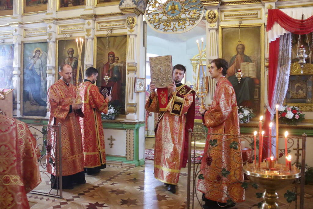 Божественная Литургия в понедельник  Светлой Седмицы в Казанском соборе города Сасово