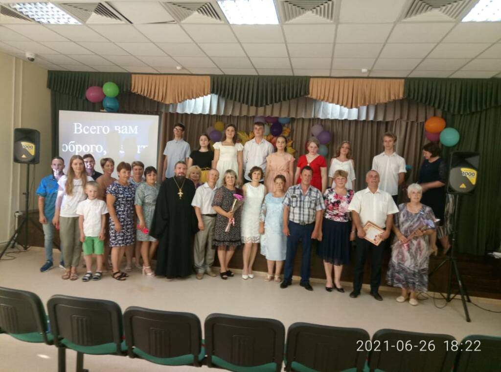 Протоиерей Алексий Уваров принял участие в выпускном вечере в Ерахтурской средней школе