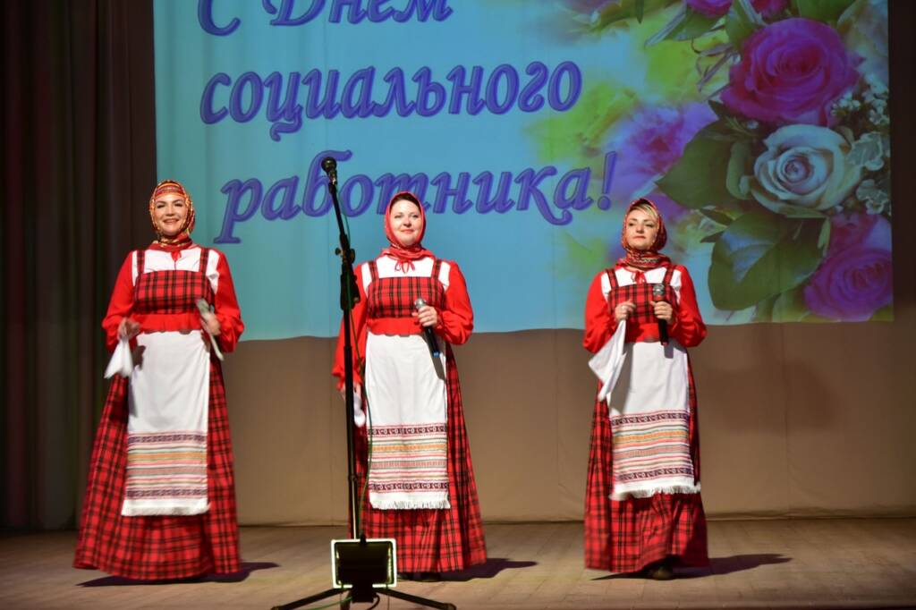 Благочинный Кадомского благочиния протоиерей Сергий Сорвачев принял участие в праздничном  концерте "Руки добрые, сердце щедрое", посвященного Дню социального работника