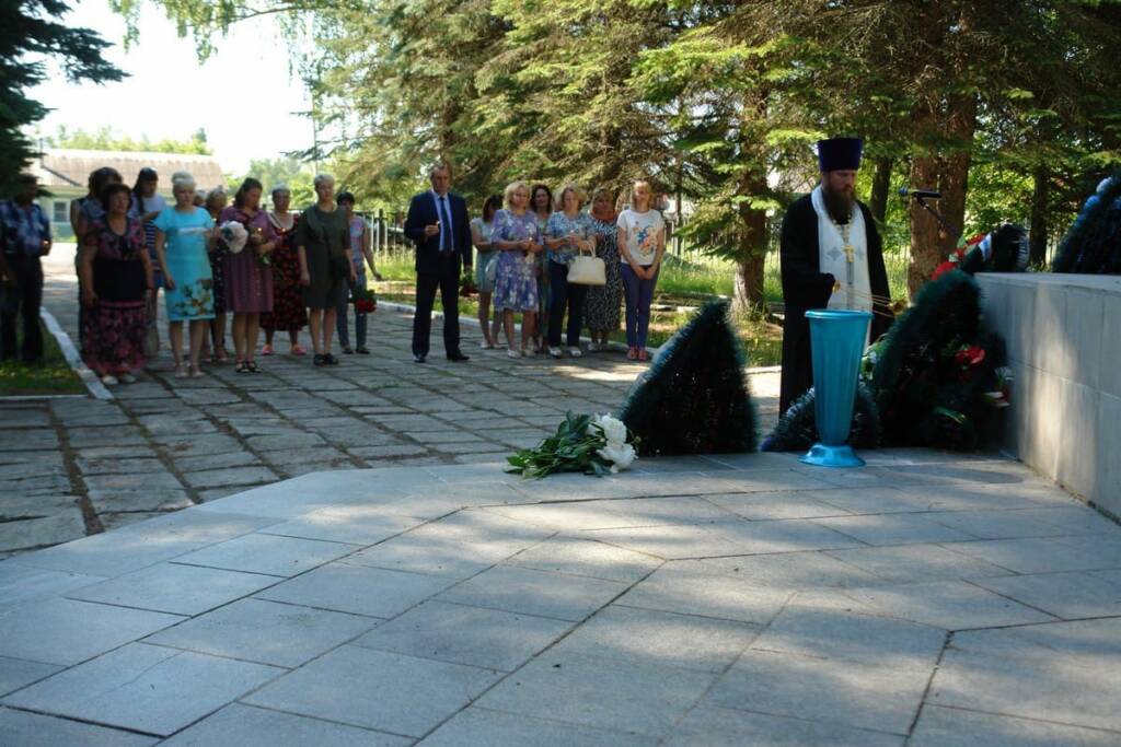 В День памяти и скорби у мемориала погибшим воинам в летнем парке п. Ермишь состоялся митинг, посвященный 80- летию начала Великой Отечественной войны