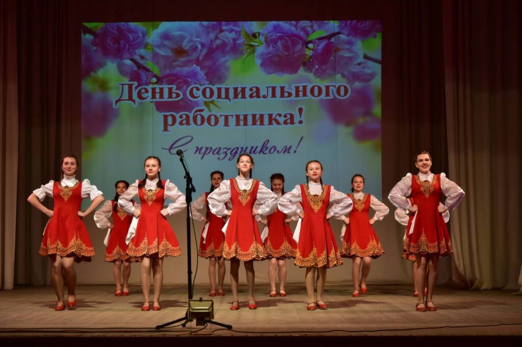 Благочинный Кадомского благочиния протоиерей Сергий Сорвачев принял участие в праздничном  концерте "Руки добрые, сердце щедрое", посвященного Дню социального работника