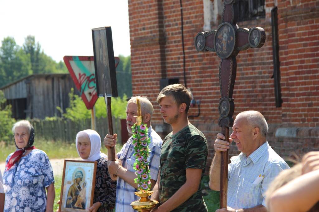 Секретарь епархиального управления протоиерей Иоанн Бобиков совершил Божественную Литургию в Тихвинском храме села Колычево