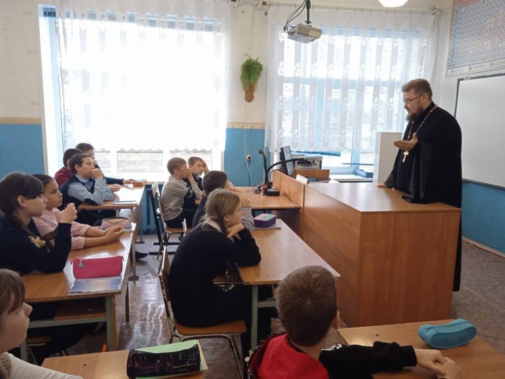 Благочинный Пителинского округа посетил уроки ОПК в сельской школе