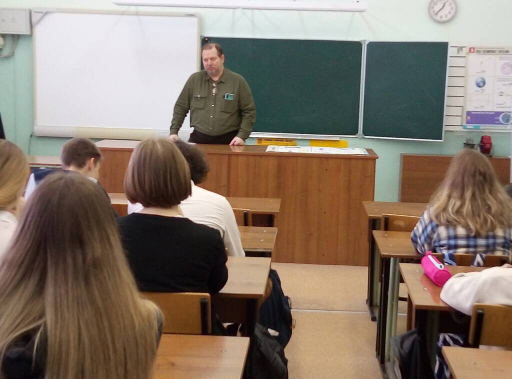 О традиционных семейных ценностях старшеклассники поговорили со священником в школе № 2 г. Касимова