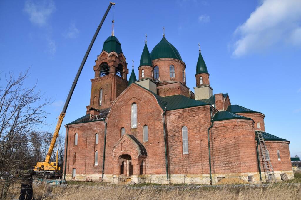 На Введенский храм села Пет Пителинского района установили Крест и купол для колокольни