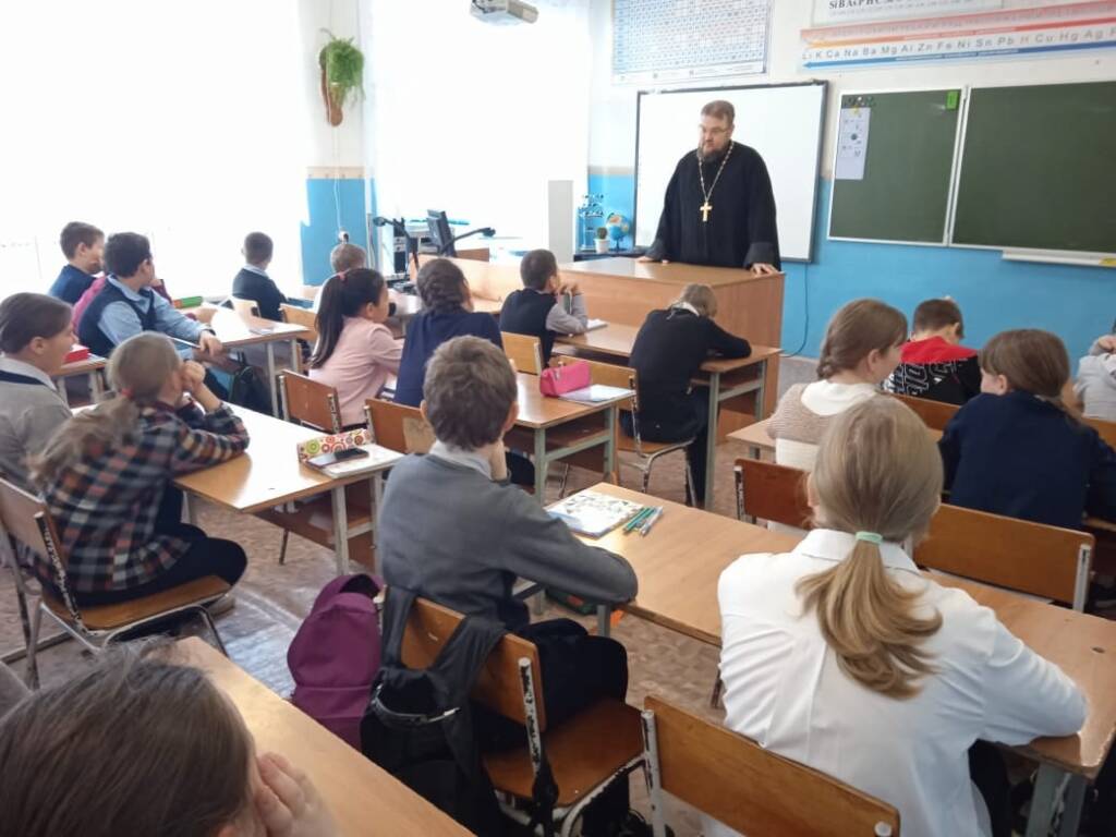 Благочинный Пителинского округа посетил уроки ОПК в сельской школе