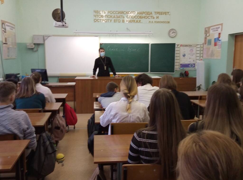 О традиционных семейных ценностях старшеклассники поговорили со священником в школе № 2 г. Касимова