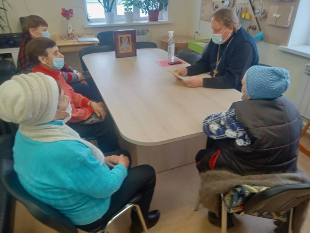 Беседа о святителе Спиридоне Тримифунтском с подопечными Социального центра обслуживания населения в отделении дневного пребывания граждан пожилого возраста п. Шилово