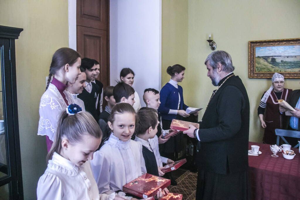 Воспитанники Православной школы г. Касимова поздравили Архипастыря со Святками