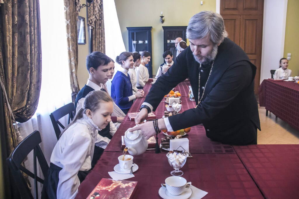 Воспитанники Православной школы г. Касимова поздравили Архипастыря со Святками