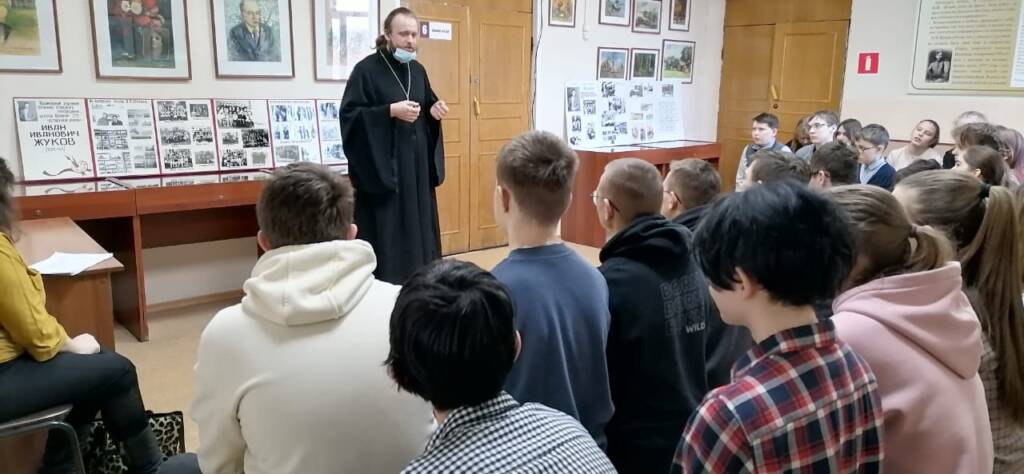 Руководитель Миссионерского отдела Касимовской епархии иерей Илия Иванов посетил среднюю школу №1 г. Касимова и провёл беседу с учащимися 7-8 классов