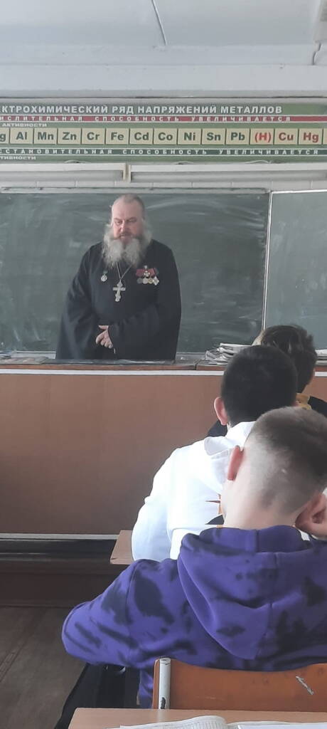 Благочинный Кустарёвского округа иерей Вячеслав Пименов провел беседу со студентами Сасовского  индустриального колледжа на тему образования