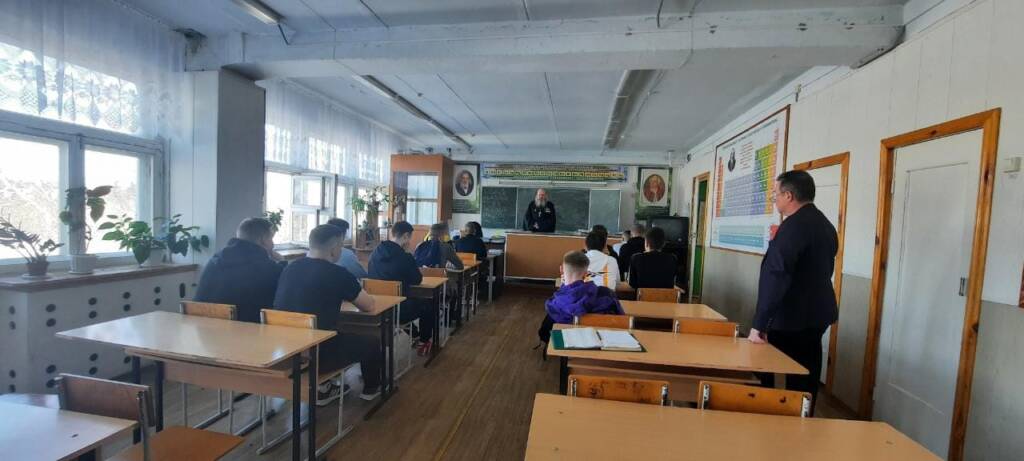 Благочинный Кустарёвского округа иерей Вячеслав Пименов провел беседу со студентами Сасовского  индустриального колледжа на тему образования