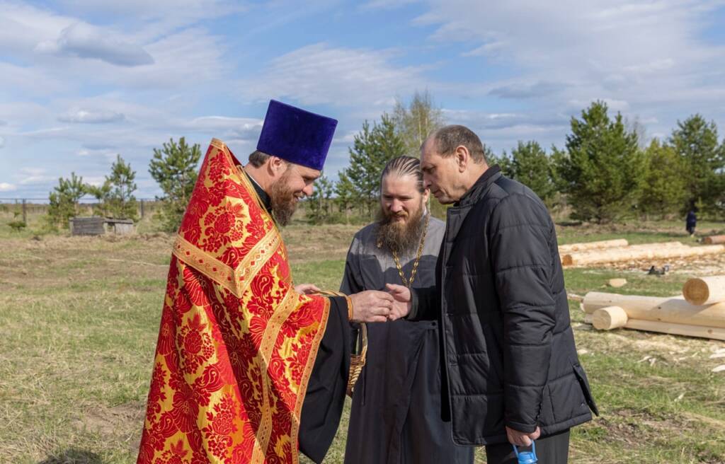 Молебен на новом кладбище п. Ермишь перед началом строительства часовни в честь священномученика Илии Громогласова