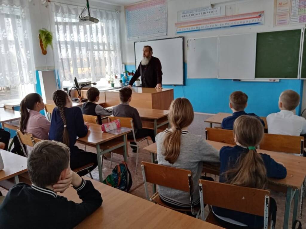 Иерей Георгий Липский провел беседу с учащимися Пителинской средней школы о  вреде сквернословия