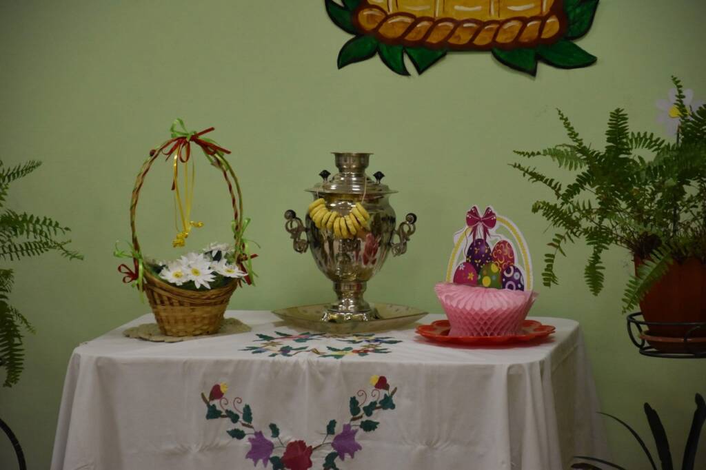 27 апреля иерей Александр и матушка Ксения Веденеевы приняли участие в пасхальном утреннике, который провели воспитанники Сасовского реабилитационного центра