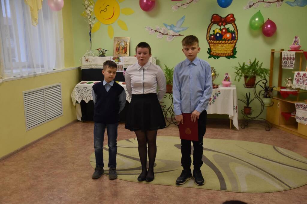 27 апреля иерей Александр и матушка Ксения Веденеевы приняли участие в пасхальном утреннике, который провели воспитанники Сасовского реабилитационного центра