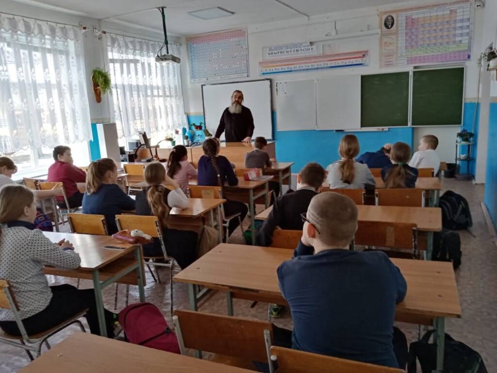 Иерей Георгий Липский провел беседу с учащимися Пителинской средней школы о  вреде сквернословия
