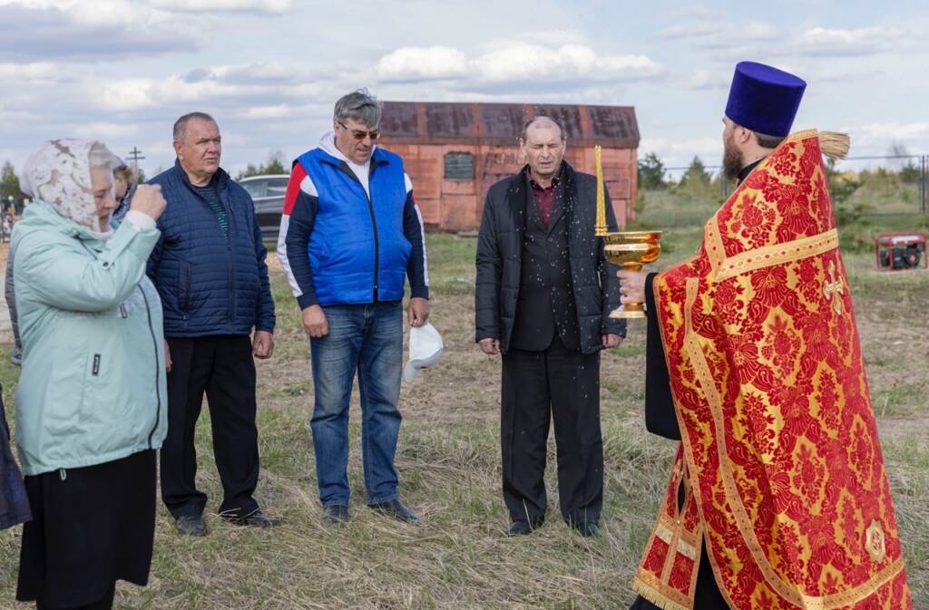 Молебен на новом кладбище п. Ермишь перед началом строительства часовни в честь священномученика Илии Громогласова