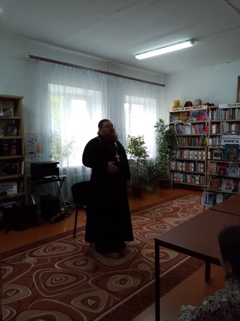 Иерей Алексий Беляков встретился с учащимися Гиблицкой средней школы