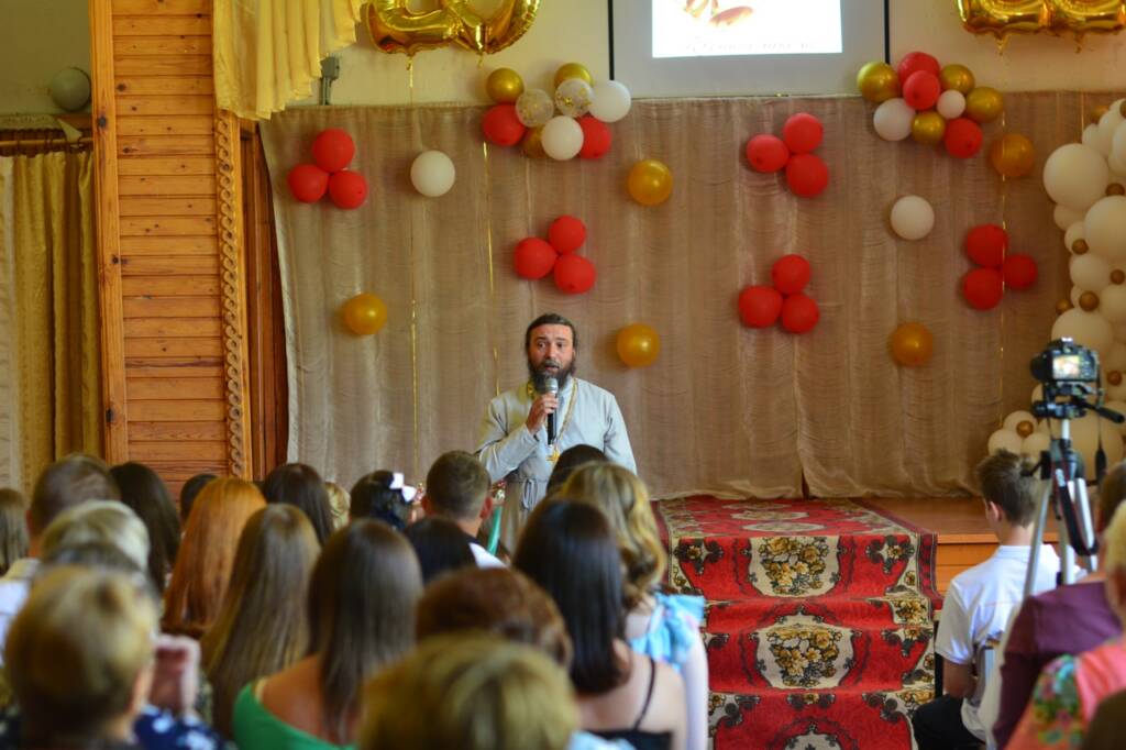 Благочинный Тумского округа иерей Митрохин Михаил принял участие в выпускном вечере для девятиклассников Тумской СОШ №3