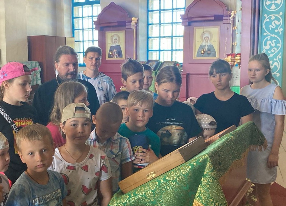 Школьники, находящиеся на каникулах в с. Ерахтур Шиловского района, посетили церковь Нерукотворного Спаса