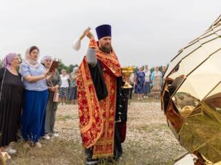 Освящение креста и купола для строящейся часовни в честь священномученика Илии Громогласова на новом кладбище п. Ермишь