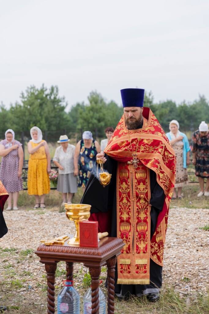 Освящение креста и купола для строящейся часовни в честь священномученика Илии Громогласова на новом кладбище п. Ермишь
