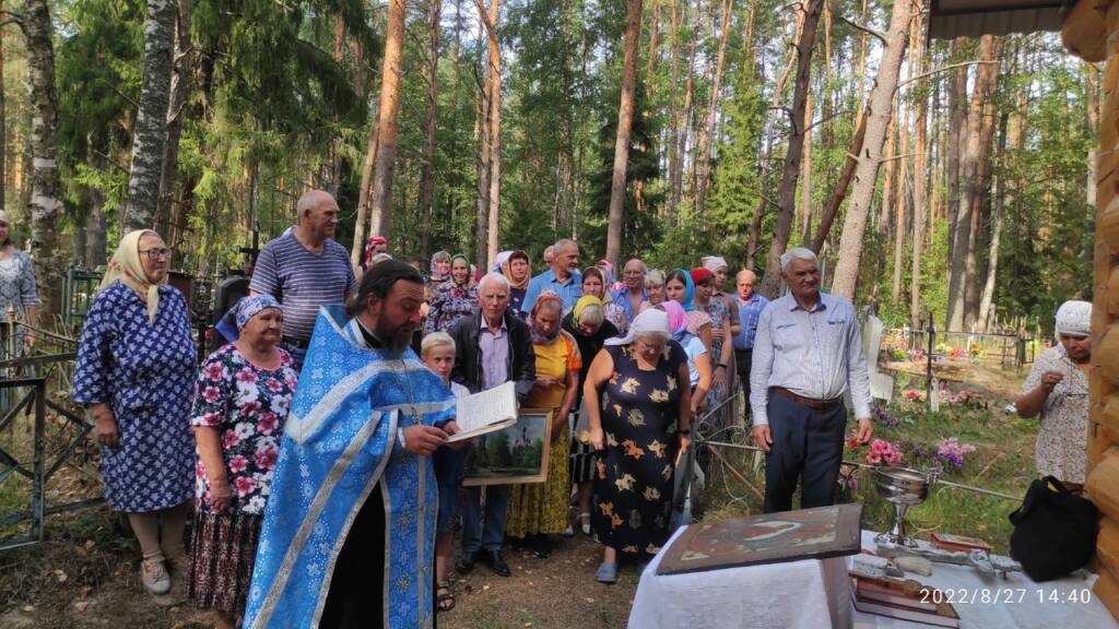 Молебен после обновления часовни Успения Пресвятой Богородицы в д. Ветчаны Клепиковского района