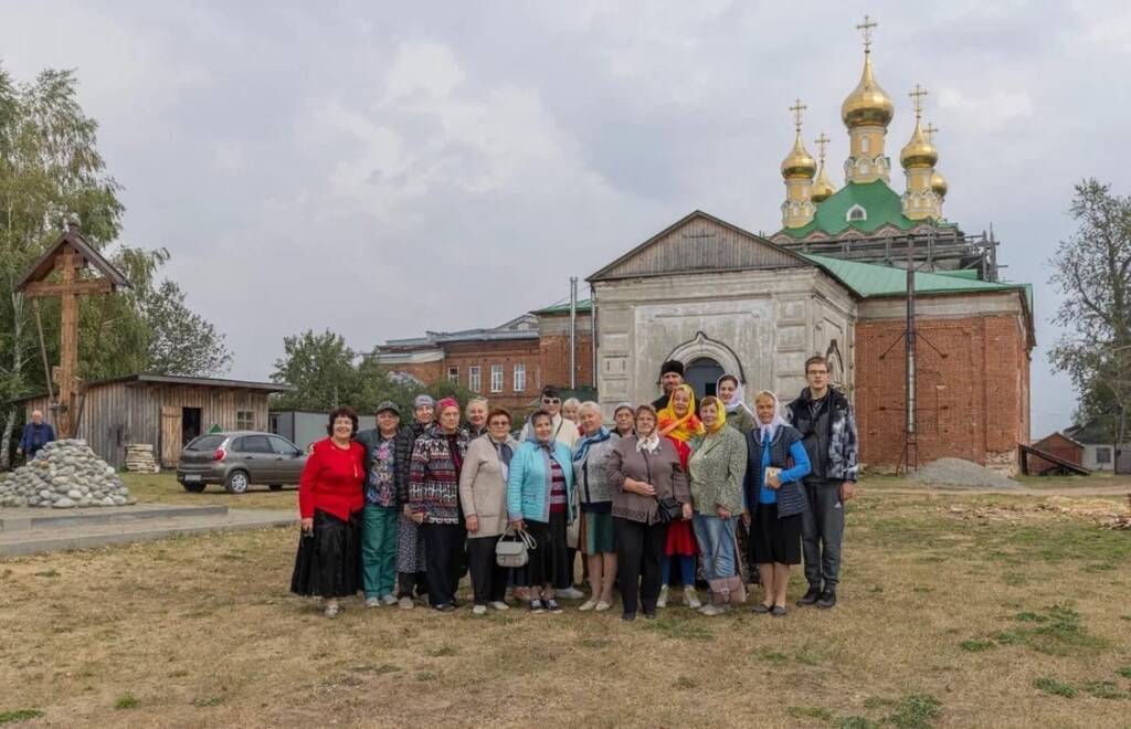 Волонтёры отряда "Луч добра" п. Ермишь с экскурсией посетили храм Преображения Господня п. Кадом
