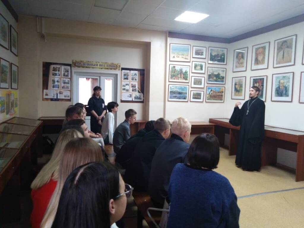 13 сентября руководитель молодежного отдела Касимовской епархии иерей Николай Пронин побывал в гостях в школе №1